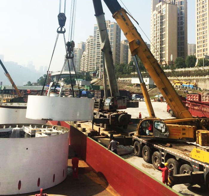 东兴吊车作业中