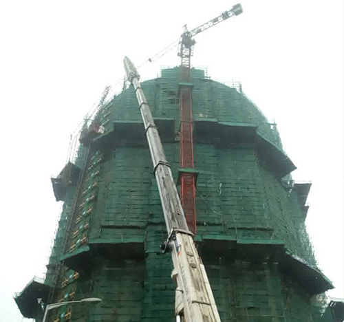 东兴吊车在工地上作业
